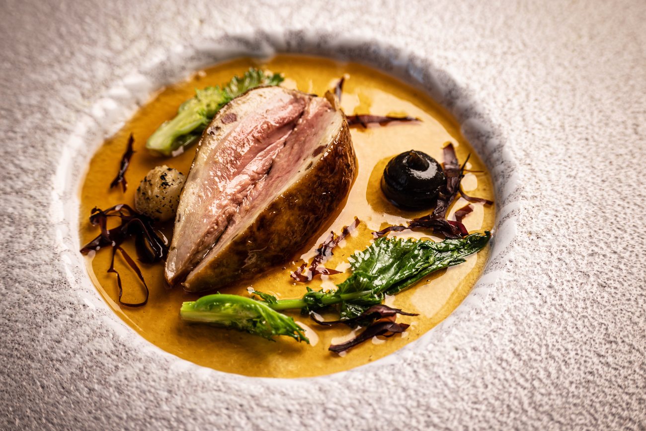 Un plat de Substance : volaille rôtie, jus safrané et légumes glacés